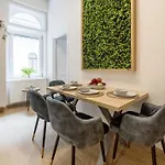 Sleek Downtown Living Apartman