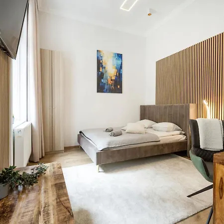 Sleek Downtown Living Apartment *