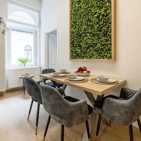 Sleek Downtown Living 아파트